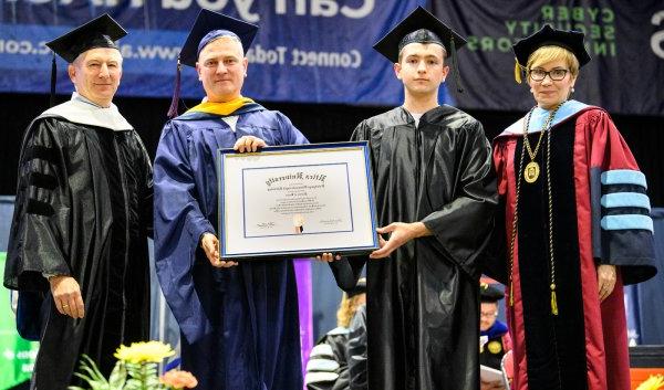 President Laura Casamento, 瓦西里是核电站Yurkuts, Professor Maxim Gorbachevsky, and Chair of 利记sbo Board of Trustees Robert Brvenik accept honorary degree on behalf of Ukrainian President Volodymyr Zelenskyy.